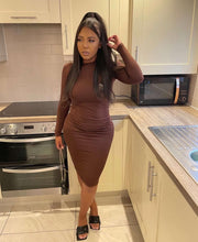 Load image into Gallery viewer, THE LITS BASIC MIDI DRESS IN CHOCOLATE CROWN / WHITE
