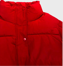 Load image into Gallery viewer, CROPPED PUFFER JACKET IN RED
