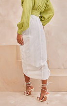 Load image into Gallery viewer, PRETTY LITTLE THING WHITE LINEN LOOK RUCHED SPLIT MAXI SKIRT
