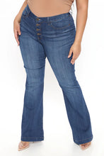 Load image into Gallery viewer, FASHION NOVA &#39;WASH AWAY&#39; FLARE JEANS
